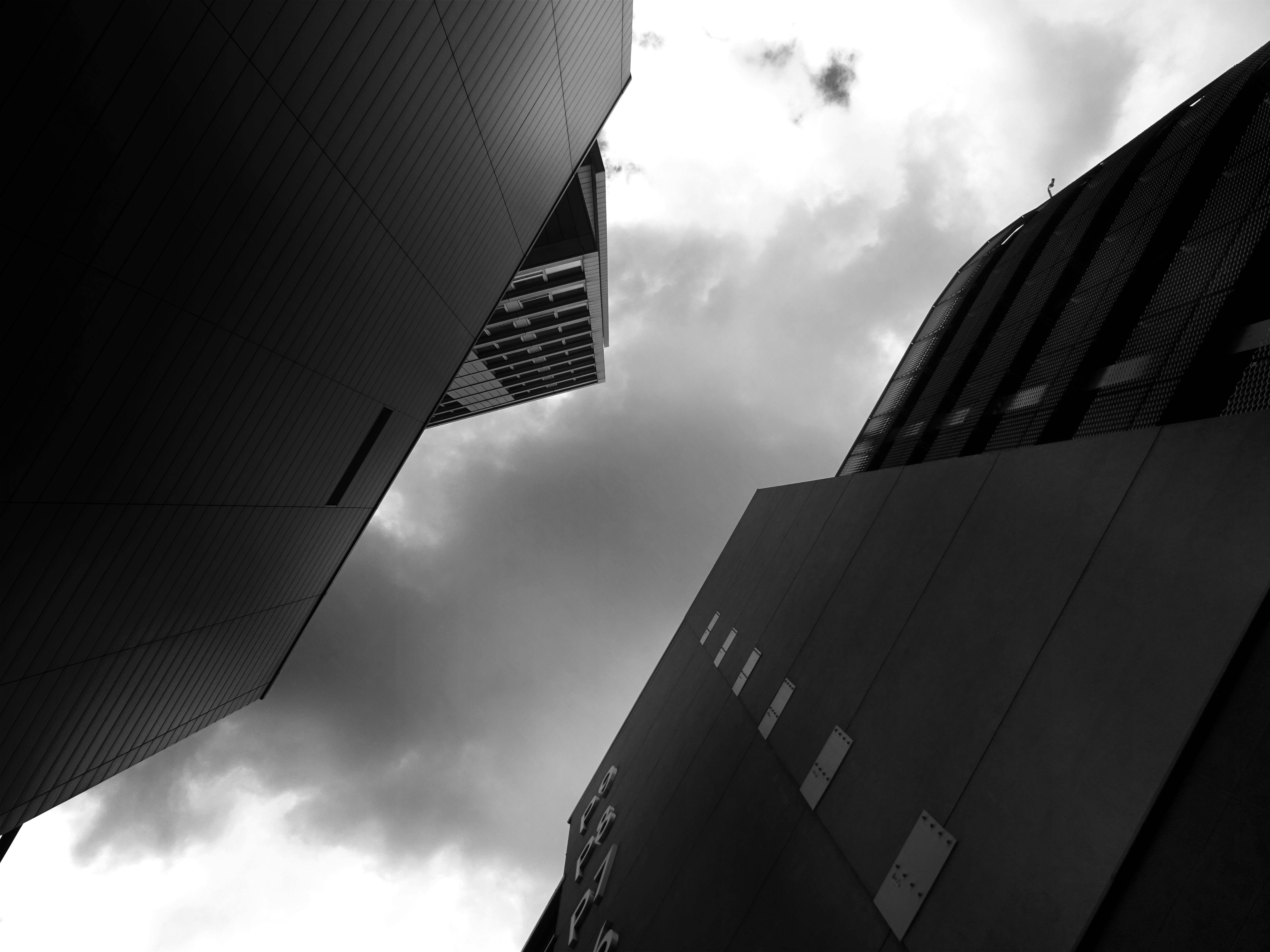 La lune et les feuillets de papier couverts de paroles, illuminés avec un cône de lumière.